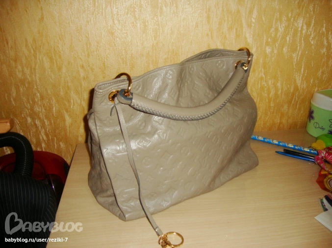 Продаю новую кожаную сумку LV - 3000 руб.