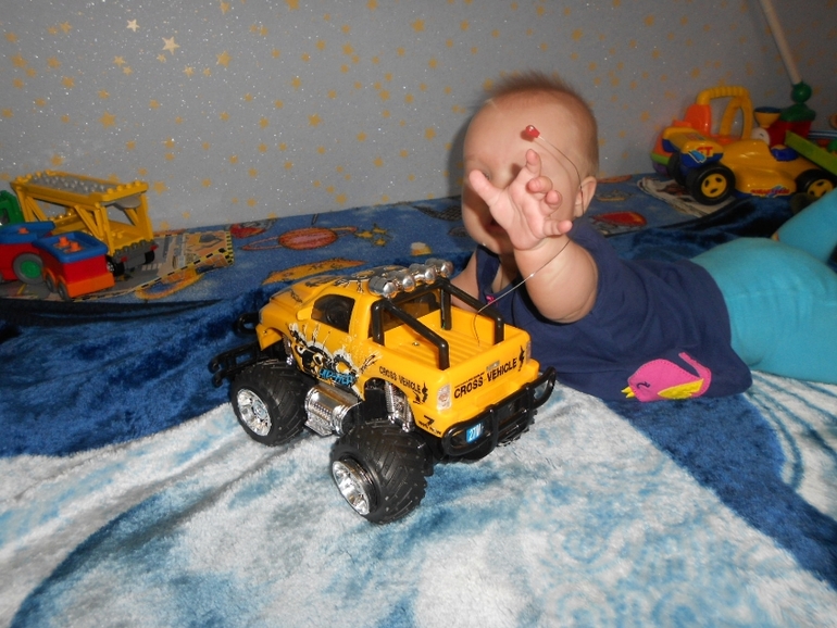 Совместные игры Артёма и Полины 1,7 и 7 м.