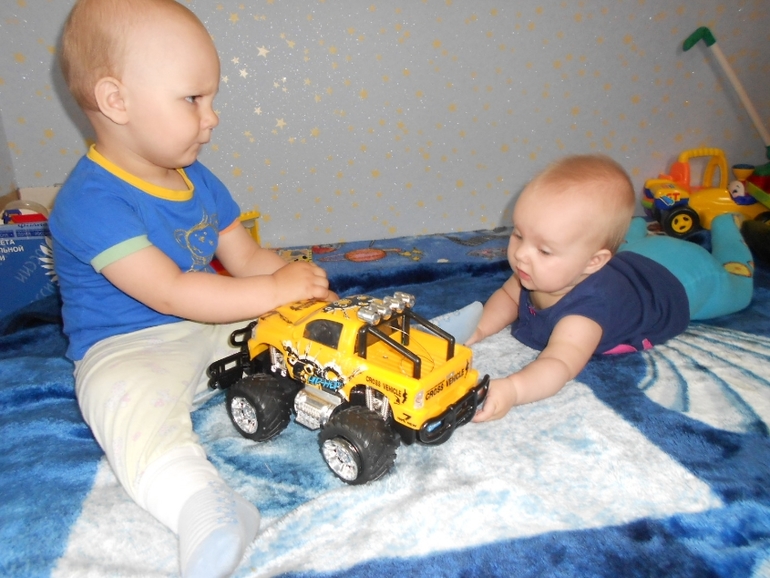 Совместные игры Артёма и Полины 1,7 и 7 м.