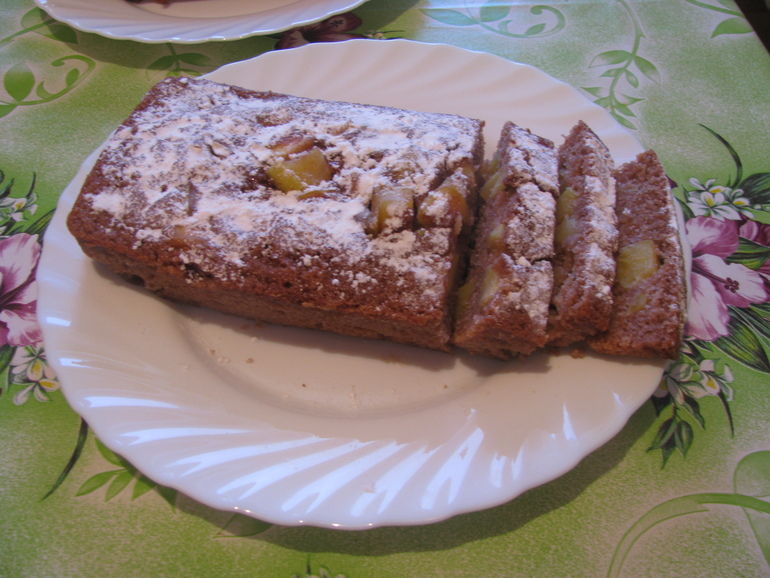 Шоколадный манник с яблоками
