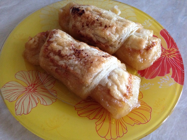 Слойки с яблоками.