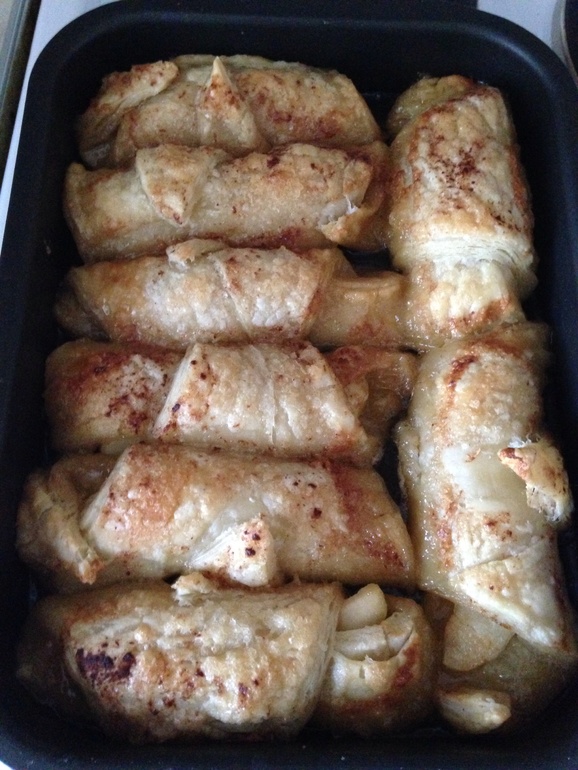 Слойки с яблоками.