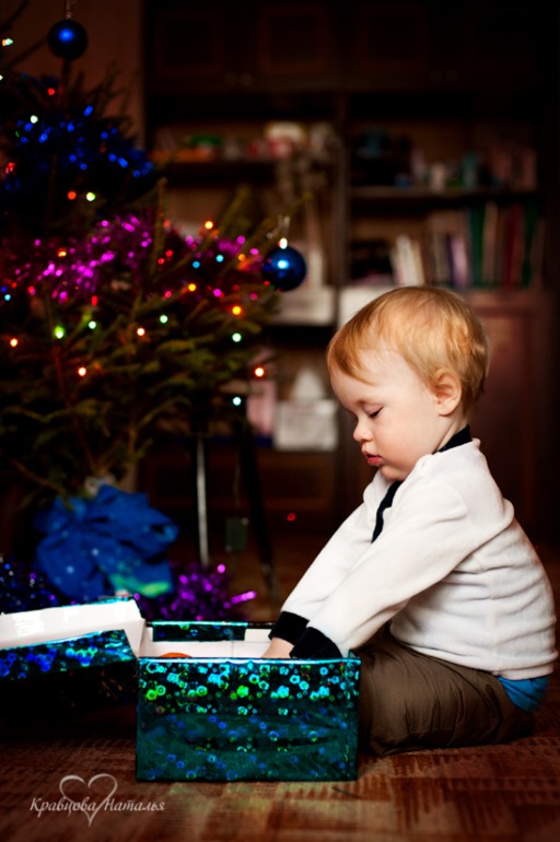 Артемка распаковывает подарки
