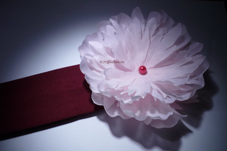 Шляпки, шапочки, повязки на голову, резинки для волос и заколочки с пышными цветами или бантиками!