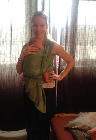 Малыш выгибается в слинге