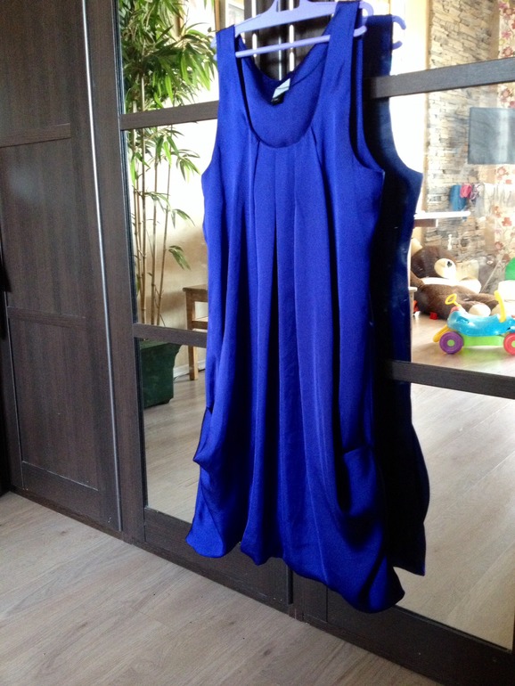 Платье василькового цвета.