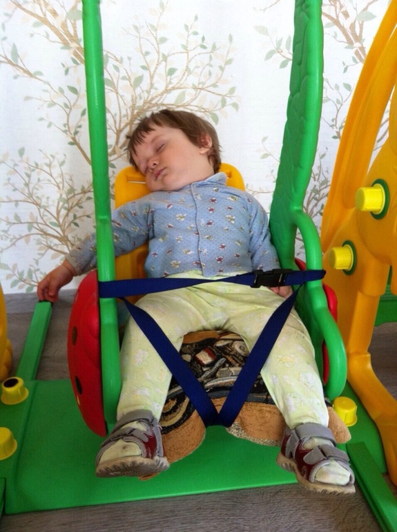 Папа уложил сыночка