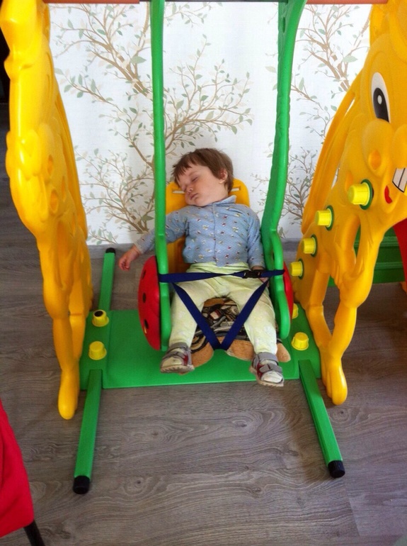 Папа уложил сыночка