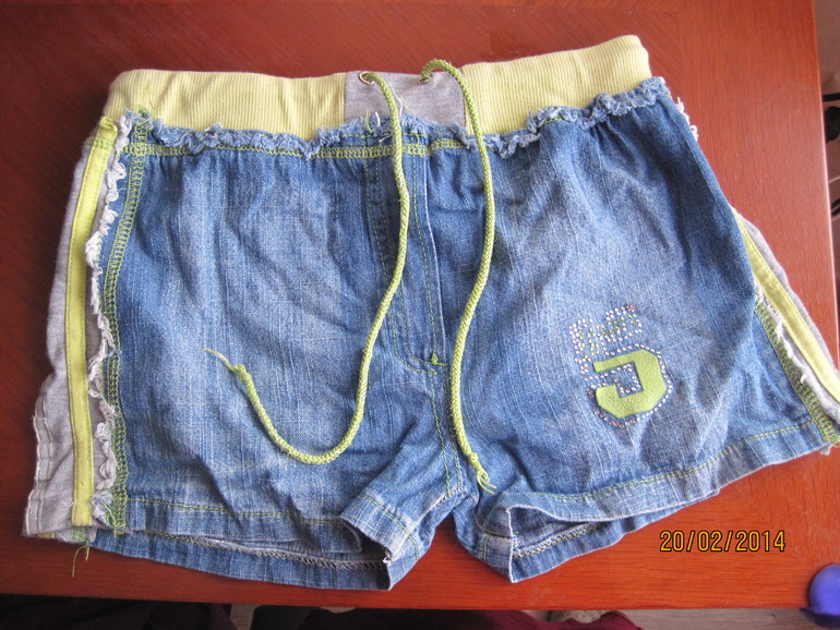 Отдам даром одежду для девочки подростка