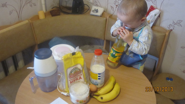 4 неделя готовим вместе с детьми. Банановые оладьи и молоко