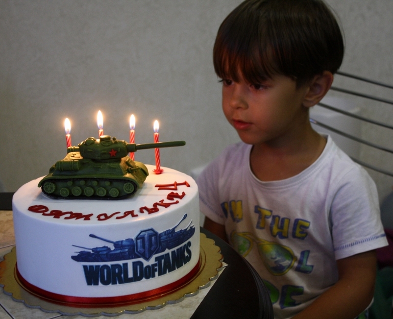 Мальчики танчики. Тортики с танками для мальчишек. Тортик с танками для мальчика. Торт танк для мальчика. Торт с танками для мальчика 5 лет.