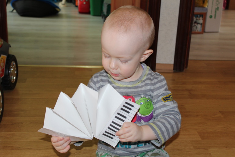 Вот и пошли мы по дороге с музыкой.