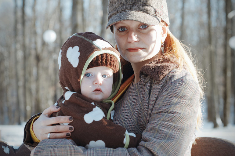 Жёлтый Триколор в снежном декабре.