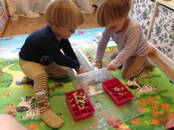 Сенсорная коробочка для двух детей