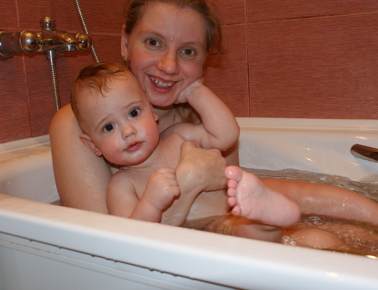Сын увидел мама ванны. Совместное купание с мамой. Сестра купается. Мама купается. Сестра моется.