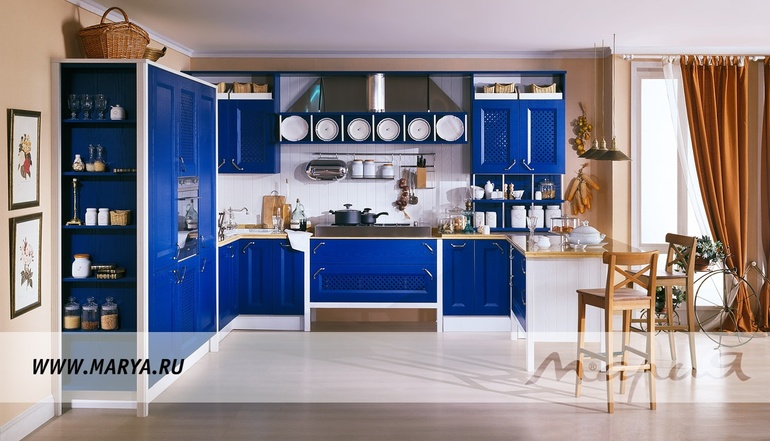 Темно синяя кухня с деревянной столешницей