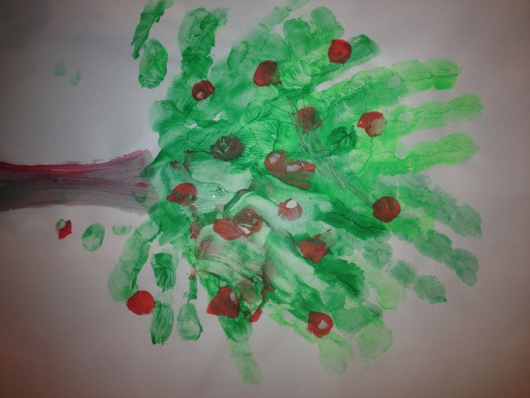 Новогодний календарь детскими ладошками