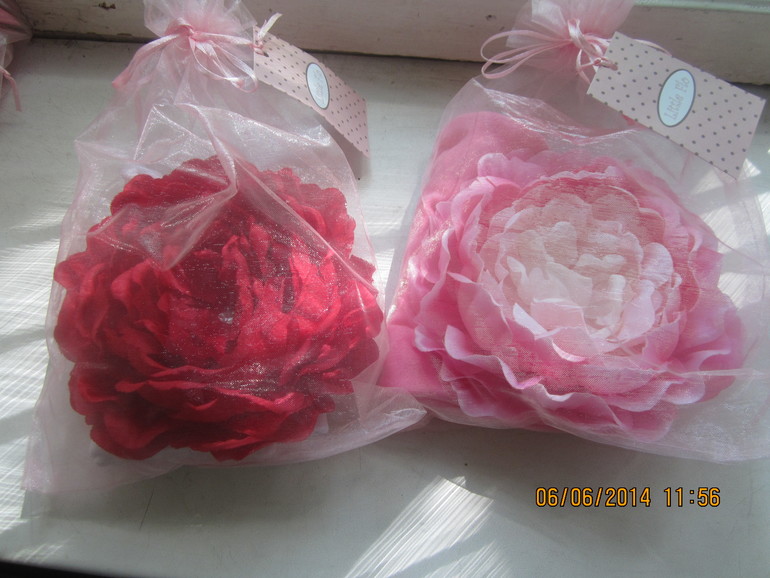 ШАПОЧКИ И ПОВЯЗКИ С ПЫШНЫМИ ЦВЕТОЧКАМИ И С ИМЕНАМИ!!!Именные браслеты и заколки!!!