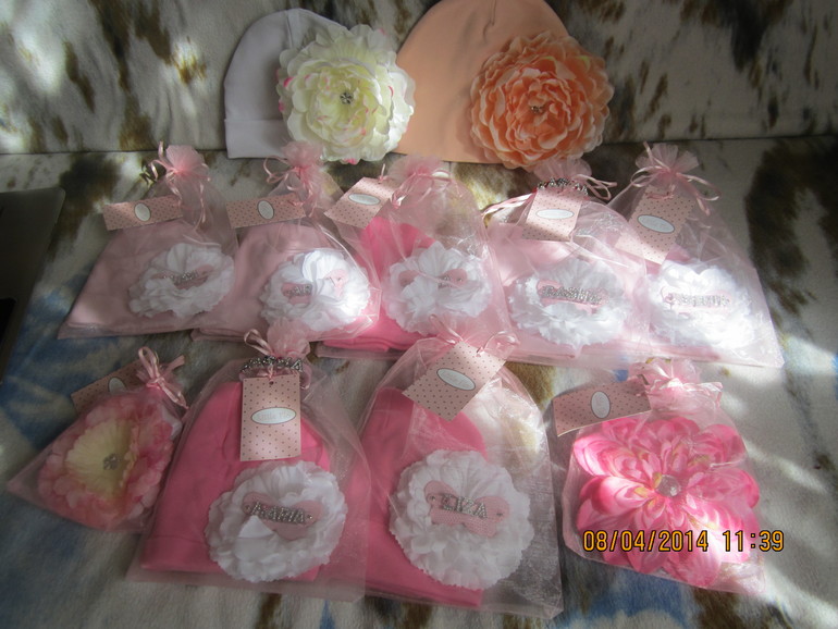 ШАПОЧКИ И ПОВЯЗКИ С ПЫШНЫМИ ЦВЕТОЧКАМИ И С ИМЕНАМИ!!!Именные браслеты и заколки!!!