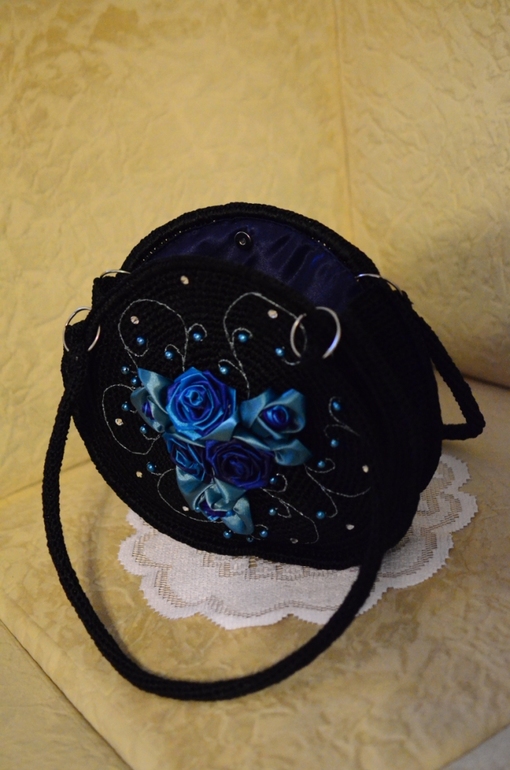 Мои первые сумочки крючком из атласных лент)))