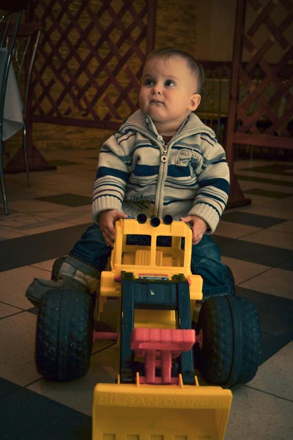 Вот и долгожданные фото со Дня рождения...Все прошло замечательно (только Рома и Юля заболевшие были, подхватили вирус...) Торт получился полностью такой, как я и хотела и на вид и на вкус. Оформление делала сама (теперь буду делать и на заказ) Правда коробочка на фото еще не закончена была. Сейчас она называется