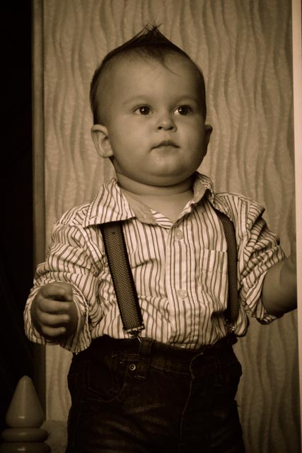 Ромчику годик! Сегодня! Сам складывает пирамидку, спустя полмесяца от покупки - надо было раньше купить) Пока писать много не буду...отмечать будем в субботу, просто добавлю немного фото, сделанные мною)