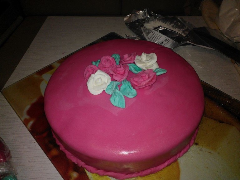 Мой первый тортик. поругайте меня пожалуйста.