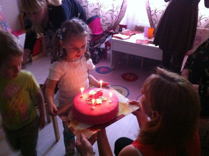 Мой первый тортик. поругайте меня пожалуйста.