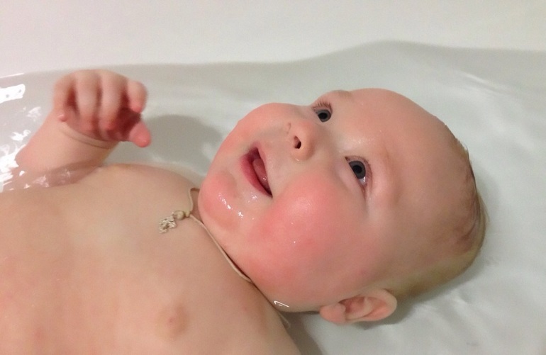 с кашлем купаться. когда можно мыть ребенка рот. можно мыться при простуде. меры предосторожности в ванной. можно мыться при простуде.