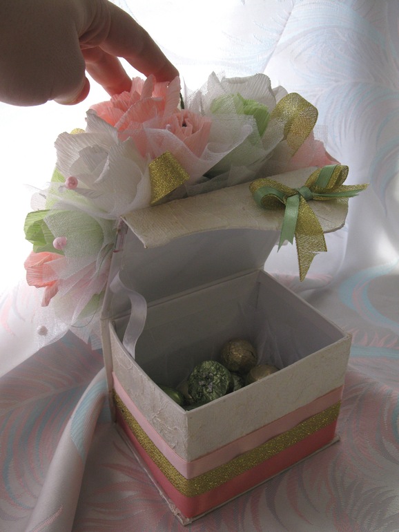 Свадебная шкатулка и бокал.