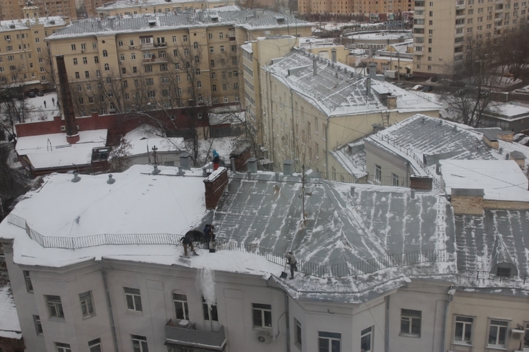 уборка снега с крыши))
