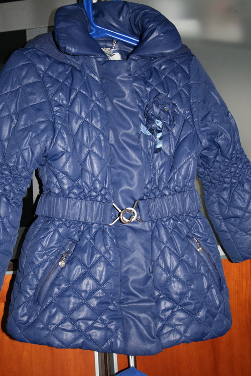 Верхняя одежда на девочку от 98- до 115 см. Возраст до 6 лет.