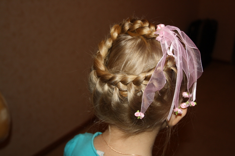 Тренируюсь плести Доче косички