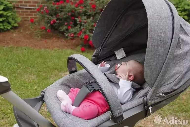 Нужна ли люлька. Прогулочный блок Стокке для новорожденных. Прогулочная коляска с люлькой. Ребенок в коляске. Коляска сидячая с люлькой.