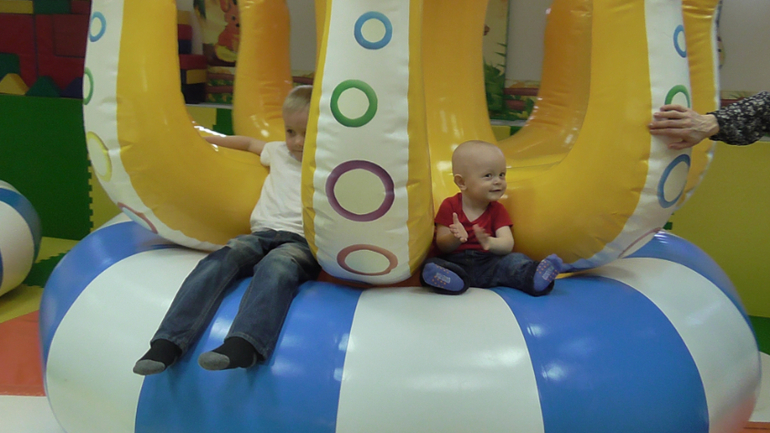 ДР братика и первый раз в игровой комнате))