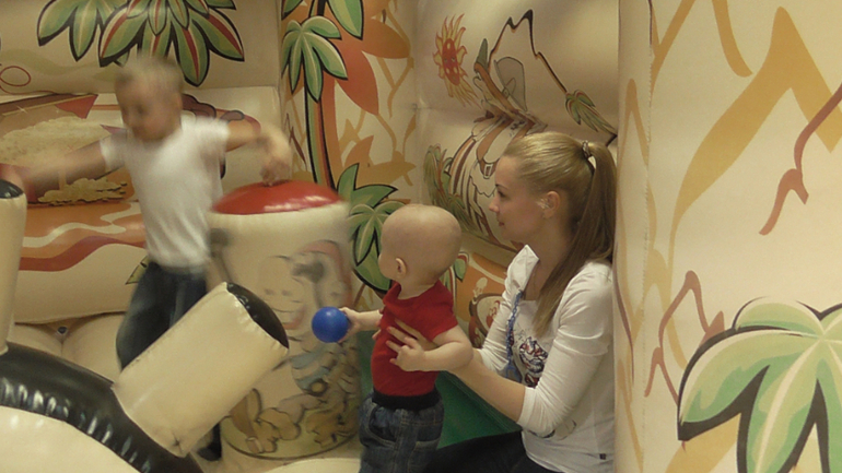 ДР братика и первый раз в игровой комнате))