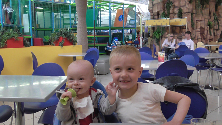 ДР братика и первый раз в игровой комнате))