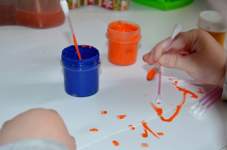 Рисование ватными палочками. Опыт Алисы.