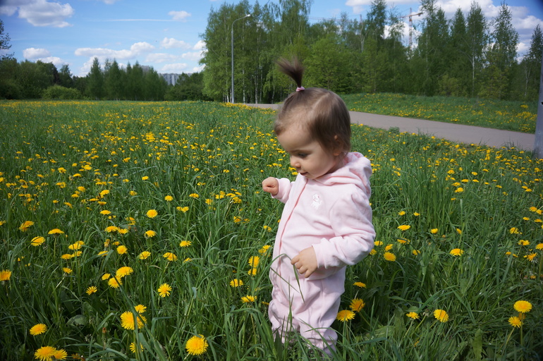 Юля в одуванчиках и Юля -футболистка