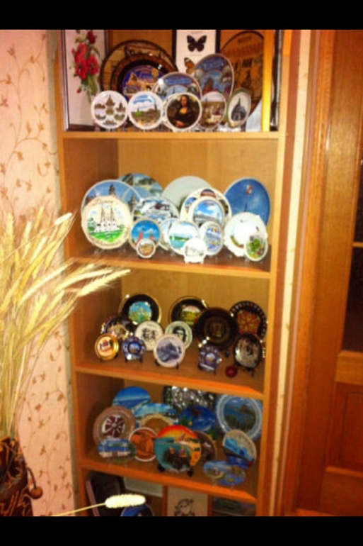 Тарелочки из разных стран и городов.
