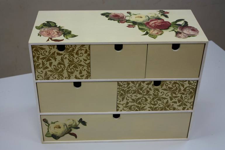 Приступила к заказу на мини-комодик. Серия 10