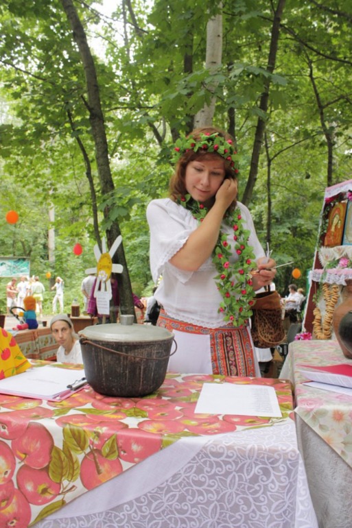 Девочки бывают разные, черные, белые, красные...