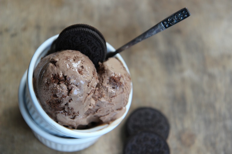 Шоколадное мороженое с брауни