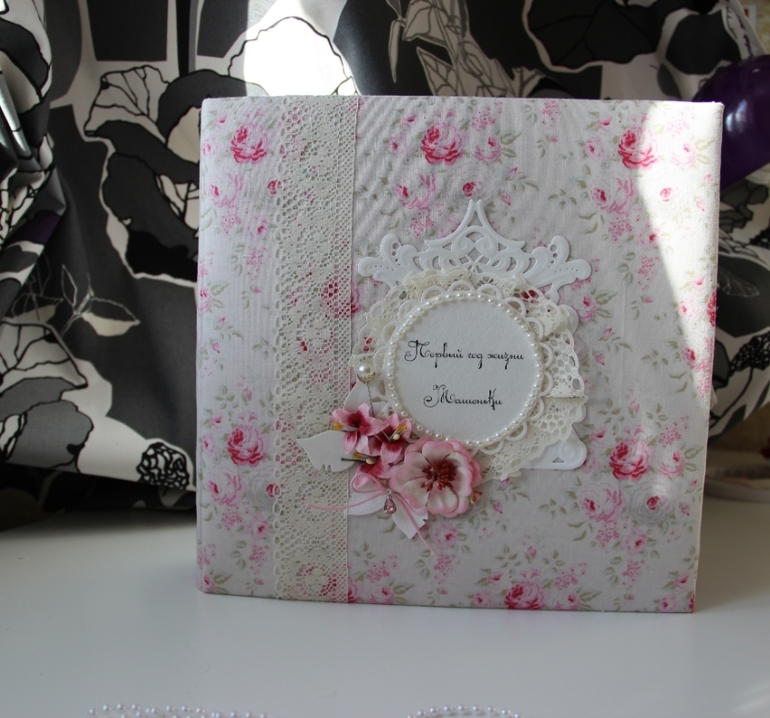 Готов первый альбом для близняшек Машеньки и Дашеньки.