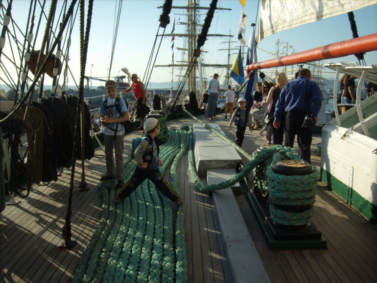 ,,Бегущие по волнам