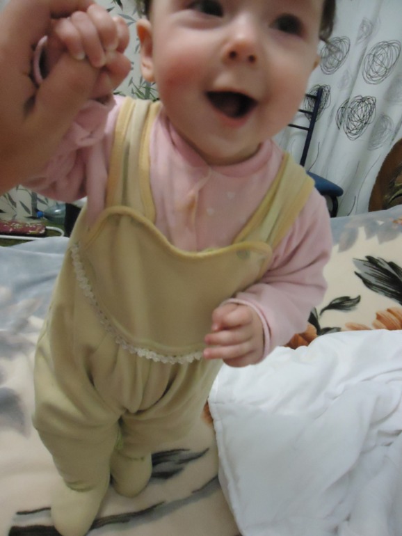 Кира держится за одну руку и стоит крепко сама!!!