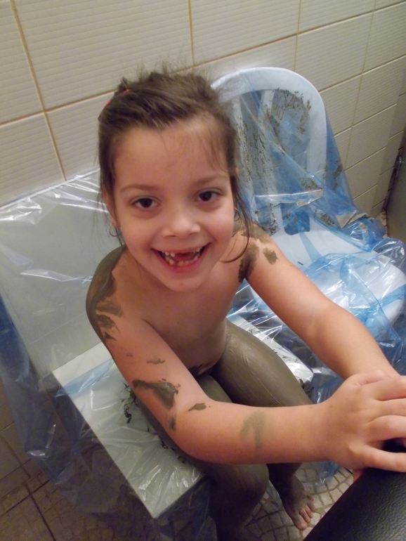 Динины ножки пока не могут бегать...