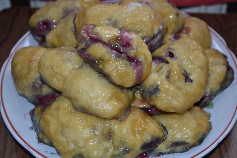 Вареники с замороженной вишней на пару)