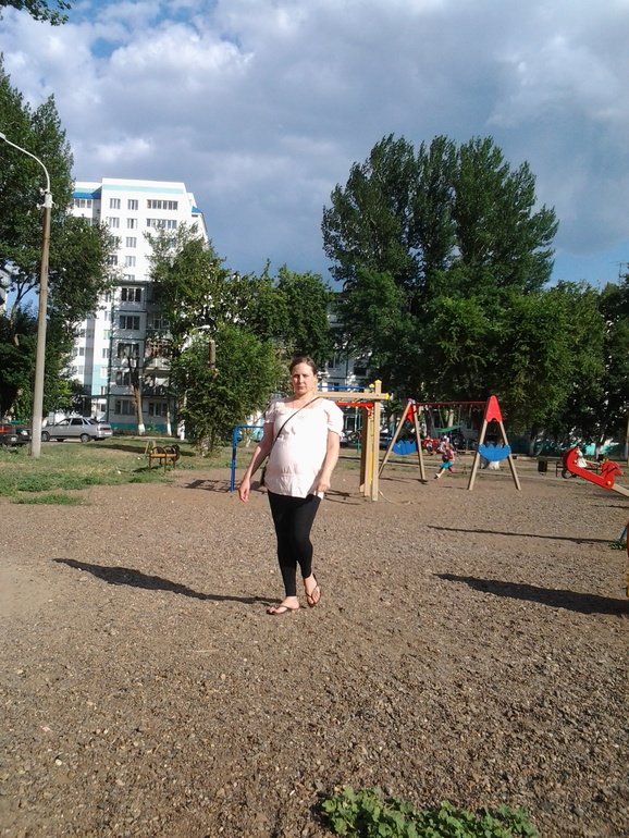 вот такой был мой  двойняшковый пуз 2  недели до родов ...
