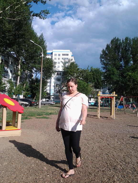 вот такой был мой  двойняшковый пуз 2  недели до родов ...